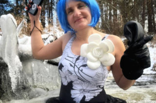 Kolorowe pożegnanie roku w lodowatej wodzie. Morsowy Sylwester 2025/2026 z grupą „Mors Może Więcej”