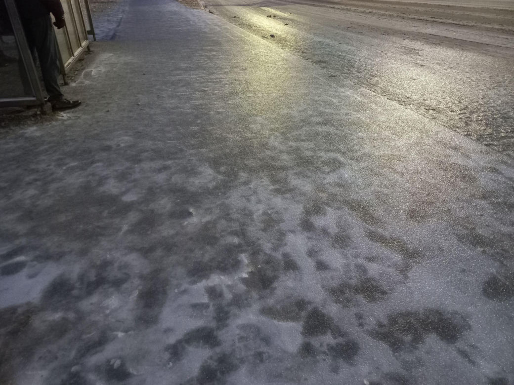 Skute lodem chodniki, ulice i... samochody. Trudny poranek dla kierowców w Lesznie