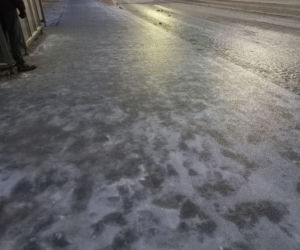 Skute lodem chodniki, ulice i... samochody. Trudny poranek dla kierowców w Lesznie