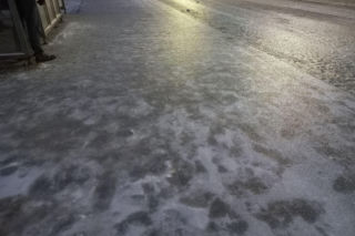 Skute lodem chodniki, ulice i... samochody. Trudny poranek dla kierowców w Lesznie