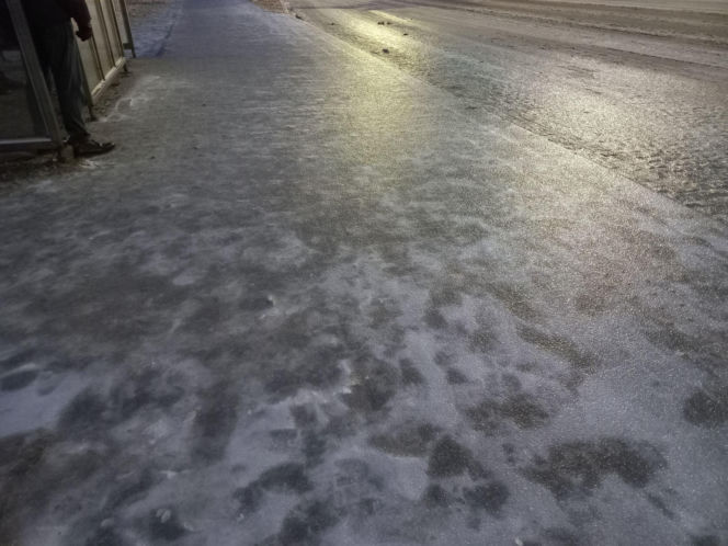 Skute lodem chodniki, ulice i... samochody. Trudny poranek dla kierowców w Lesznie