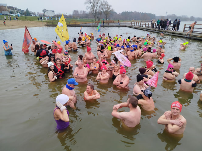 Mazowieckie Morsy otworzyły sezon morsowania 2025/2026 nad zalewem w Siedlcach