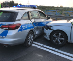 Policjanci SIŁĄ wyciągali kierowcę z KRADZIONEGO auta! Sceny jak z filmu w okolicach Piły [ZDJĘCIA]