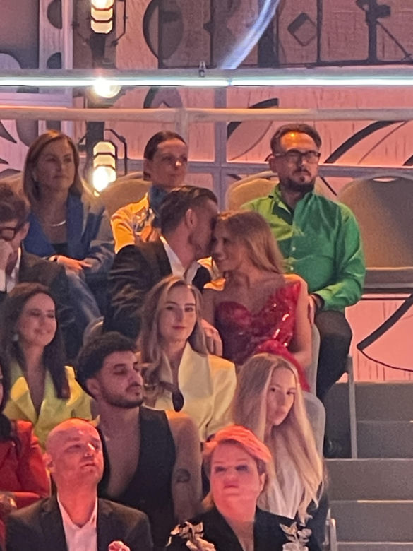 Tak Kaczorowska i Rogacewicz zachowywali się na ramówce TVP. Najpierw obejmował, a potem nurkował pod krzesło!