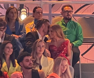 Tak Kaczorowska i Rogacewicz zachowywali się na ramówce TVP. Najpierw obejmował, a potem nurkował pod krzesło!