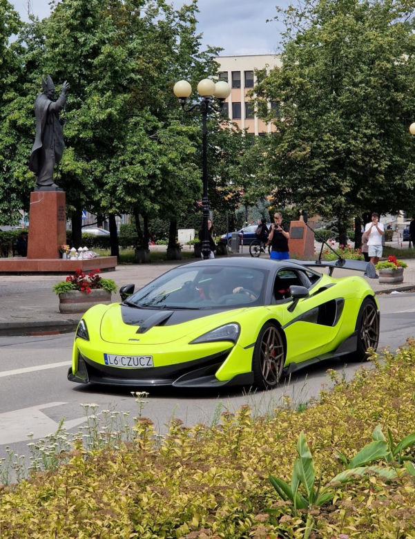 Siedlczanie chętnie korzystali z przejażdżek luksusowymi sportowymi samochodami by wesprzeć szczytny cel