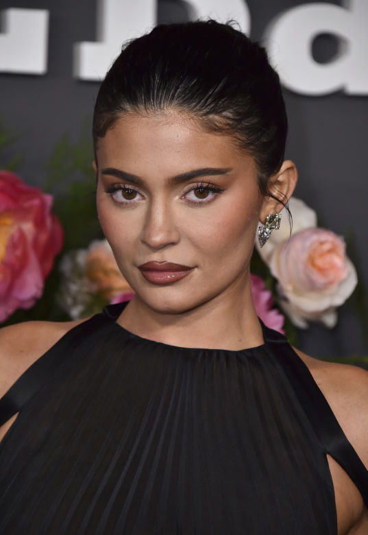 Kylie Jenner z gołą pupę wygina się na śniegu w słynnym kurorcie. Co za bikini!