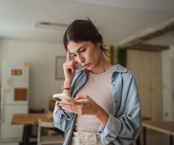 Klasowa grupa dla rodziców cię męczy? Poznaj 5 sposobów na asertywne stawianie granic i spokój