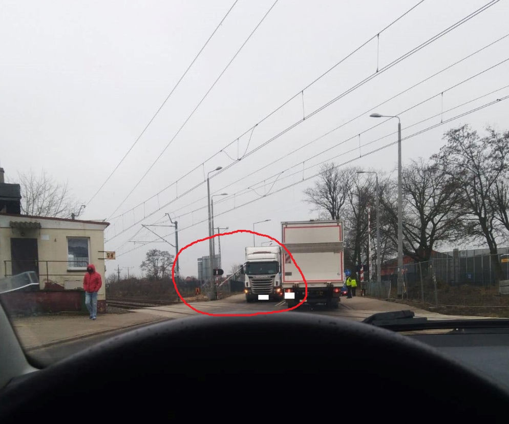 Zadziałał system, czy nie zadziałał? Incydent na przejeździe kolejowym na 1 Maja w Lesznie