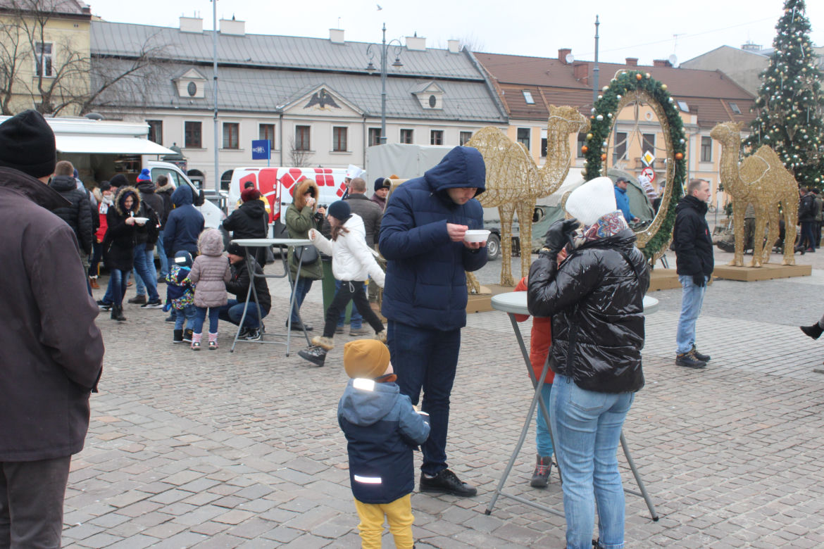 WOŚP 2023 w Krakowie: zlot samochodów Złombol na Rynku Podgórskim