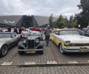 Motoryzacyjne legendy pod Torbydem. „Bydgoskie Klasyki Nocą” znów przyciągnęły tłumy