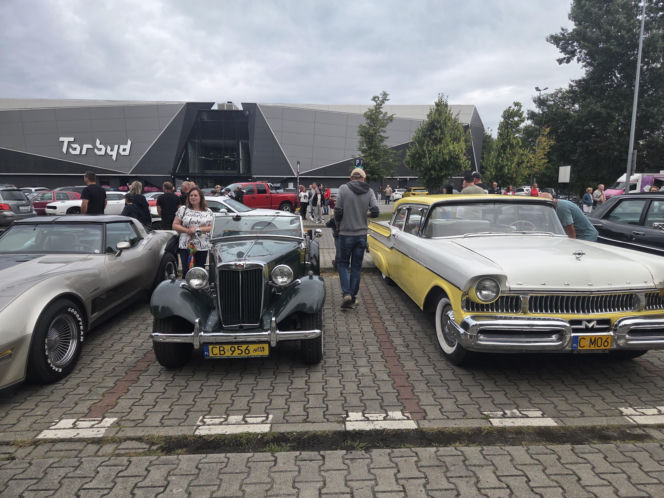 Motoryzacyjne legendy pod Torbydem. „Bydgoskie Klasyki Nocą” znów przyciągnęły tłumy