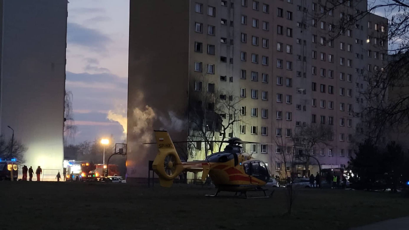 Zabrze. Wybuch w bloku przy ul. Struzika 6. Mężczyzna wyleciał z 2 piętra [ZDJĘCIA]