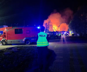 Gigantyczny pożar hal produkcyjnych w Bramkach. W akcji setki strażaków