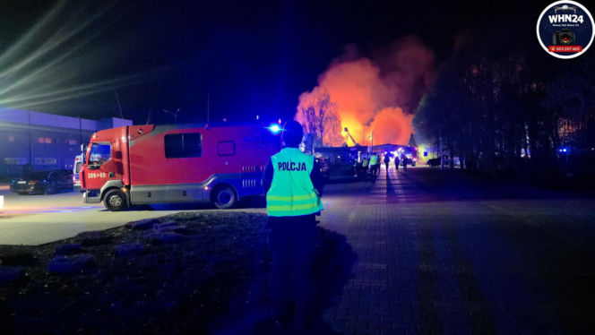 Gigantyczny pożar hal produkcyjnych w Bramkach. W akcji setki strażaków