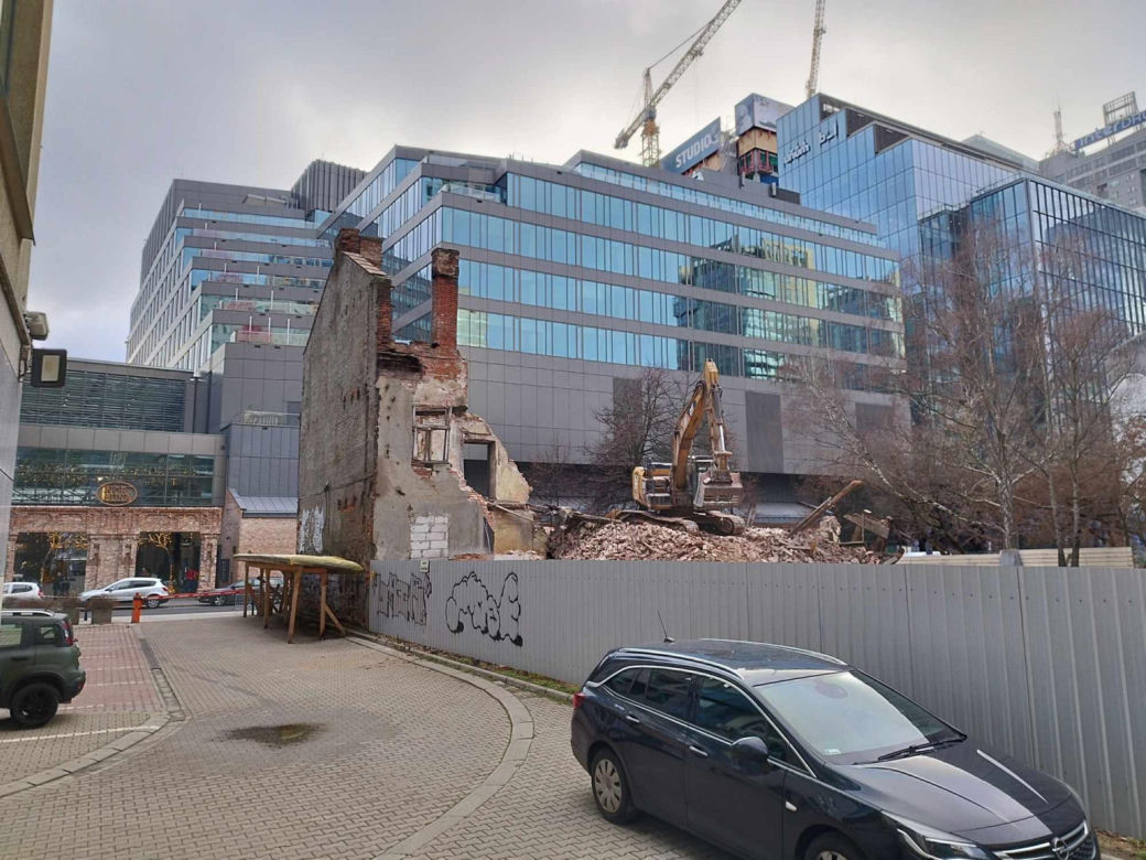 Deweloper wyburzył kamienicę przy Łuckiej 8 mimo protestów