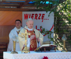 bialystok ksiadz chodzi po koledzie w lipcu (1)