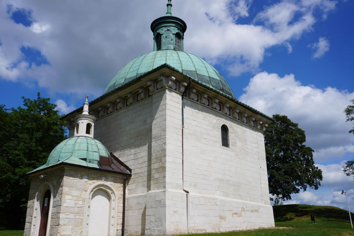 To miasto w woj. świętokrzyskim ma jeden z najpiękniejszych rynków. Czaruje też zabytkową kaplicą