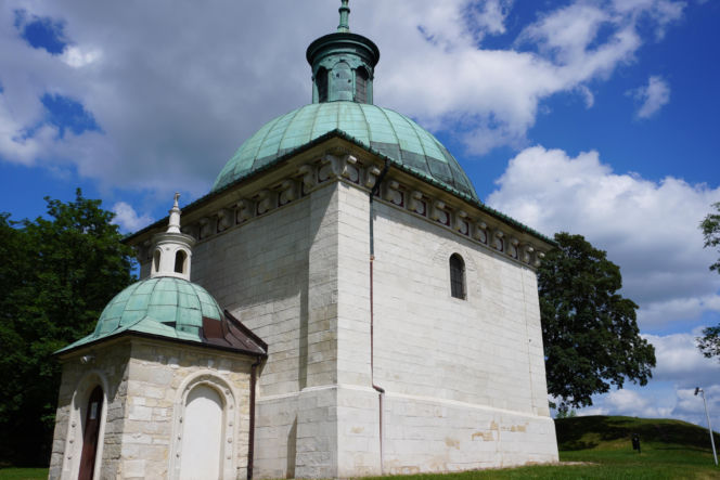 To miasto w woj. świętokrzyskim ma jeden z najpiękniejszych rynków. Czaruje też zabytkową kaplicą
