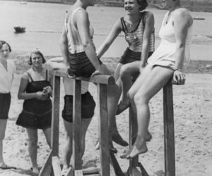 Jak dawniej wyglądało plażowanie? Te zdjęcia to prawdziwe perełki! [GALERIA]