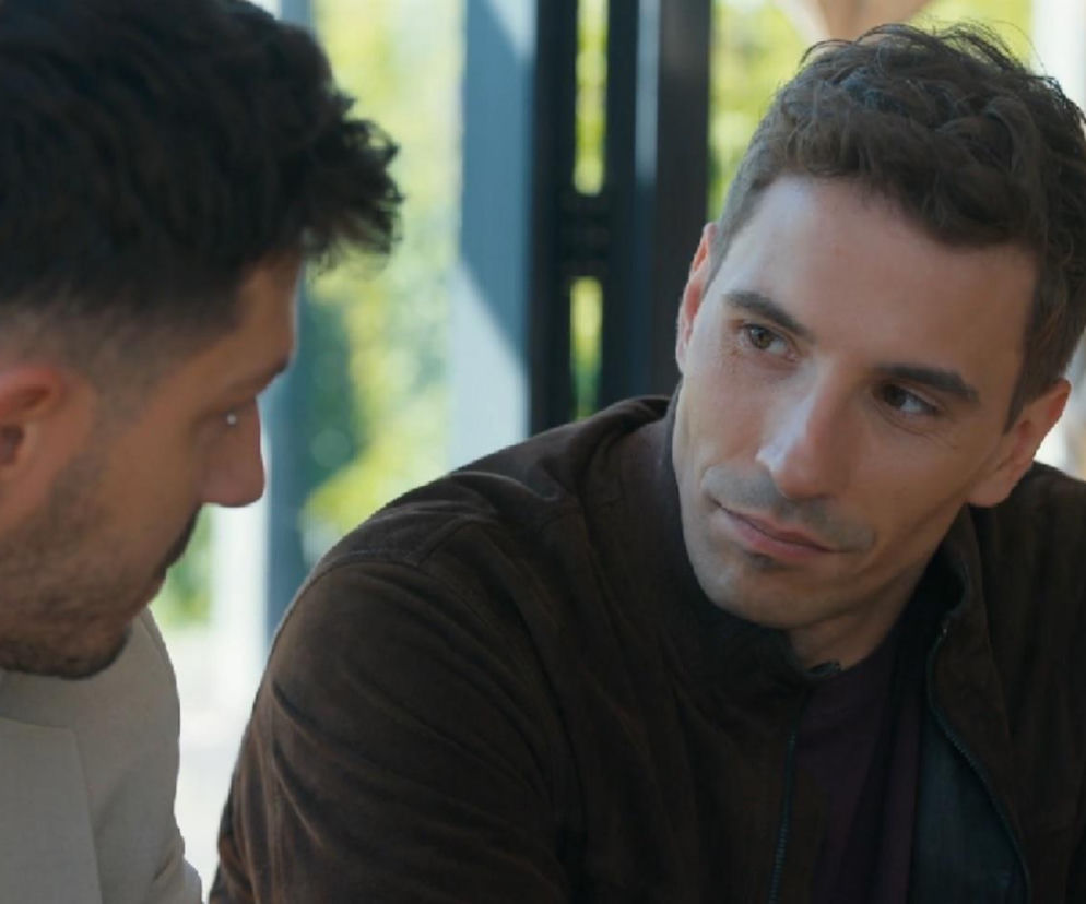 Aktorzy Jasper Sołtysiewicz jako Justin i Jakub Sokołowski jako Tomasz w ujęciu z bliska, rozmawiający ze sobą w kawiarni, z determinacją planują przejęcie hotelu Bruna. Więcej o ich spisku w serialu Barwy szczęścia można przeczytać na Super Seriale.