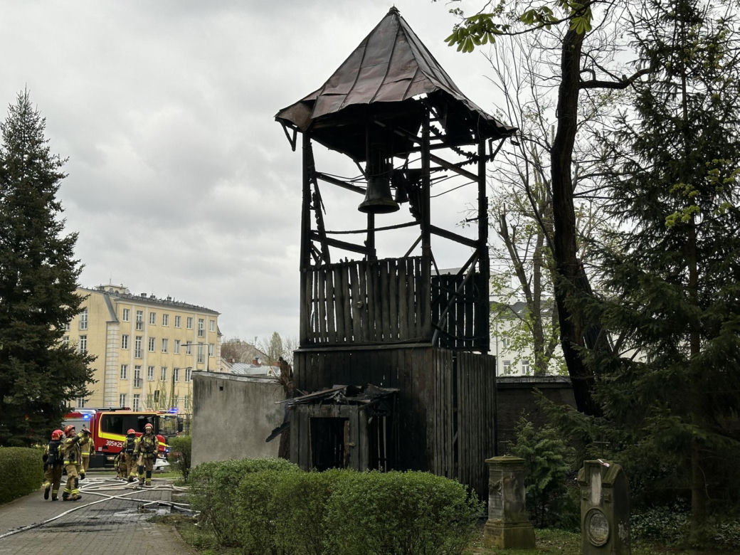 Ktoś podpalił zabytkową drewnianą mającą 208 lat dzwonnicę
