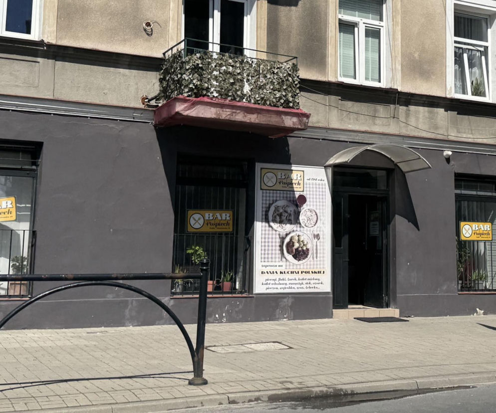 Ciemna elewacja Baru Pośpiech w Lublinie z menu dań polskich. O kultowych lokalach z PRL przeczytasz na Eska Lublin.