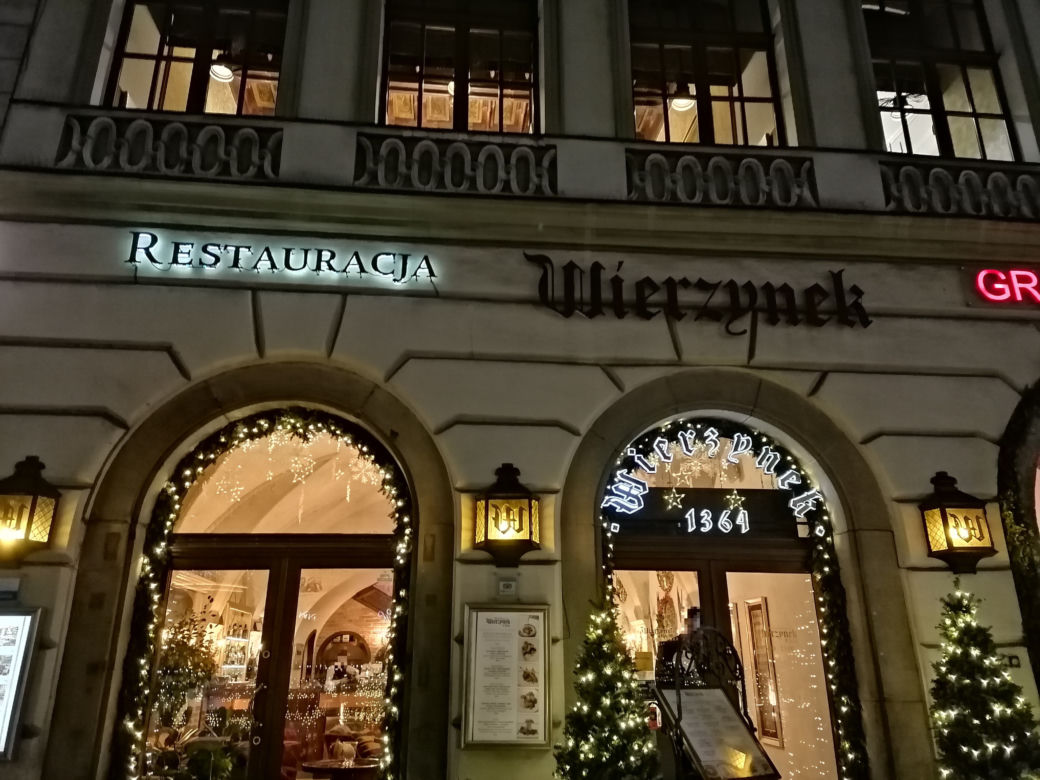 Krakowski Rynek pełen policji i służb