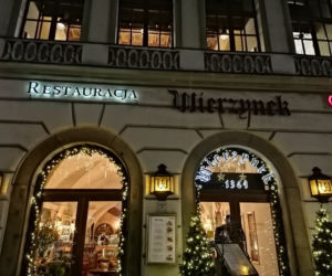Krakowski Rynek pełen policji i służb