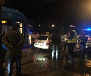 Kraków: Meleks zajechał drogę tramwajowi linii 18. Jedna osoba została zabrana do szpitala [ZDJĘCIA]