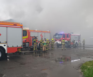 Potężny pożar w Chróścinie niedaleko Góry. Pali się zakład przetwórstwa mięsnego