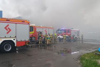 Potężny pożar w Chróścinie niedaleko Góry. Pali się zakład przetwórstwa mięsnego