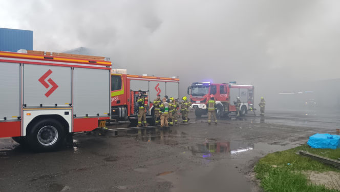 Potężny pożar w Chróścinie niedaleko Góry. Pali się zakład przetwórstwa mięsnego