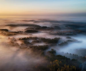 Wow! Ogromna mgła przykryła mazurskie miasteczko. Zobacz niesamowite fotografie