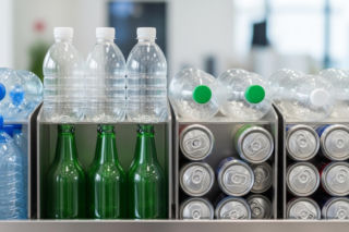 System kaucyjny w Polsce. Wielu Polaków wciąż żyje w nieświadomości?