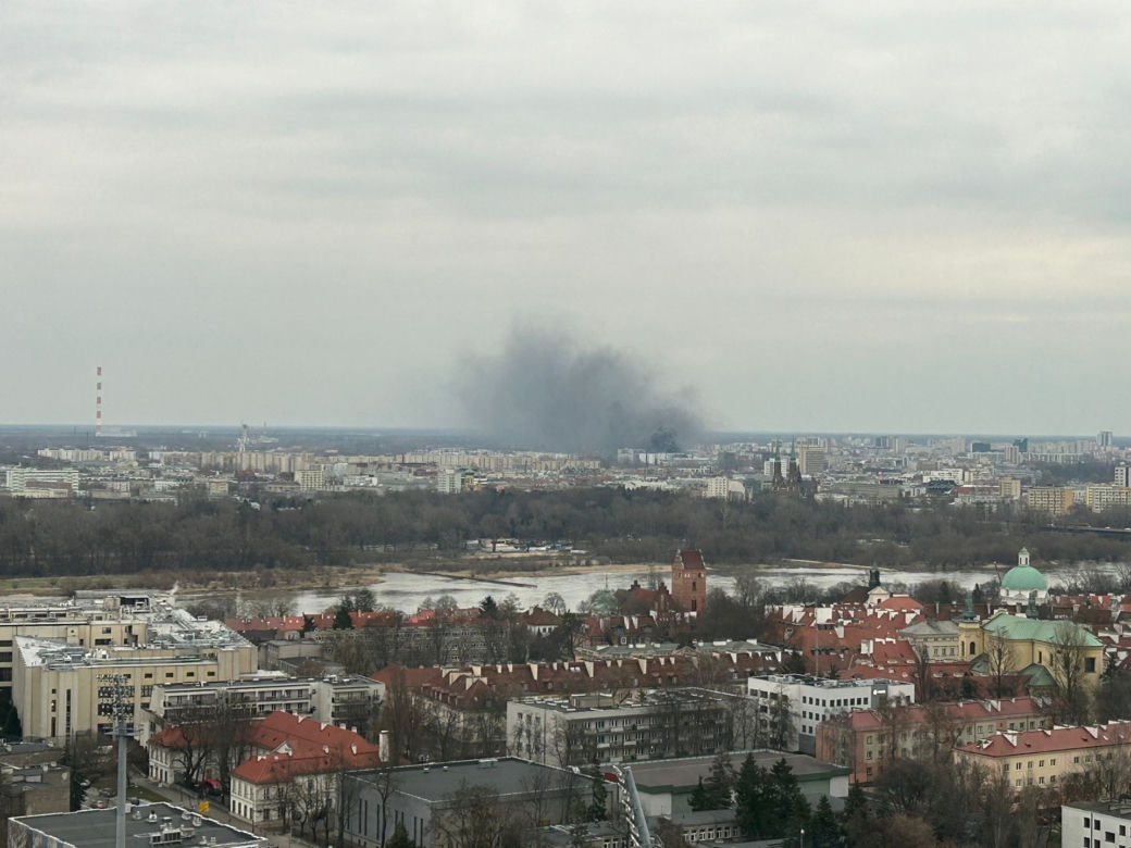Kłęby dymu nad Pragą-Południe. Pożar na budowie