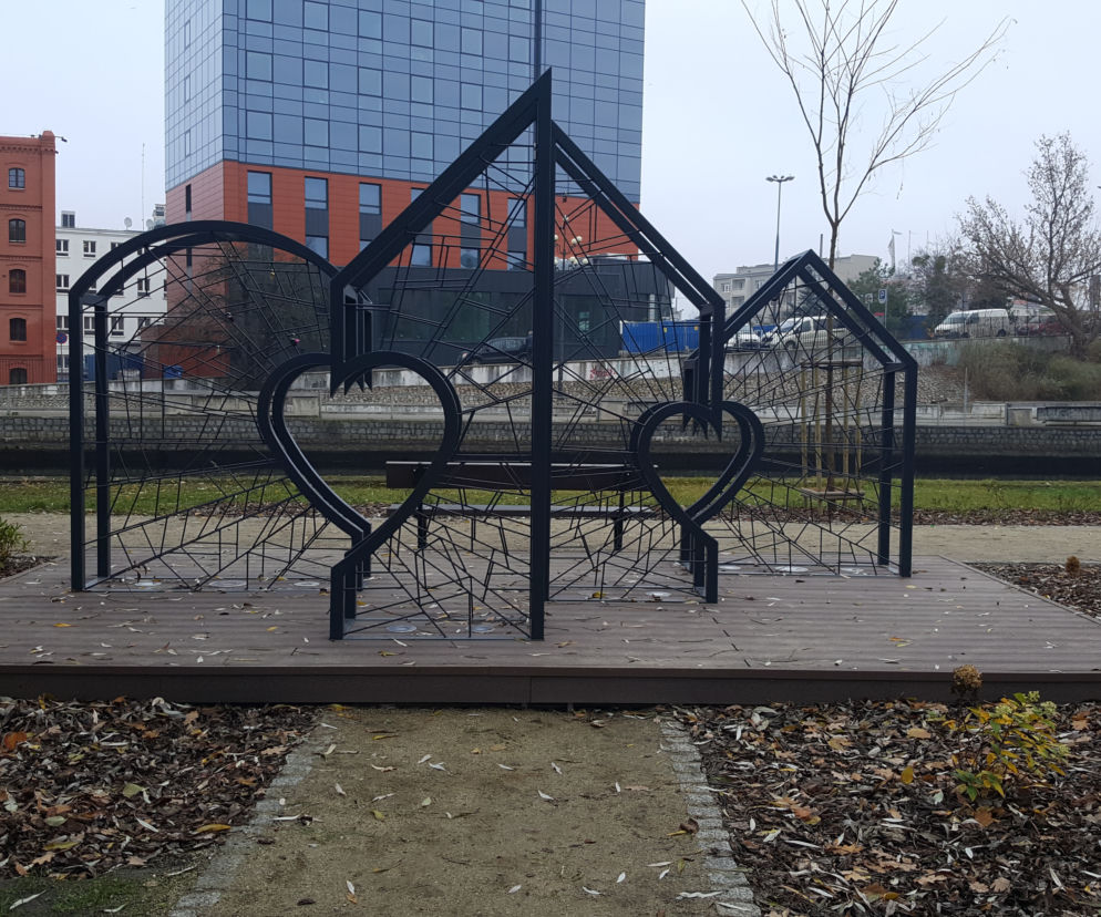 Kłódki miłości na nowej instalacji w centrum Bydgoszczy