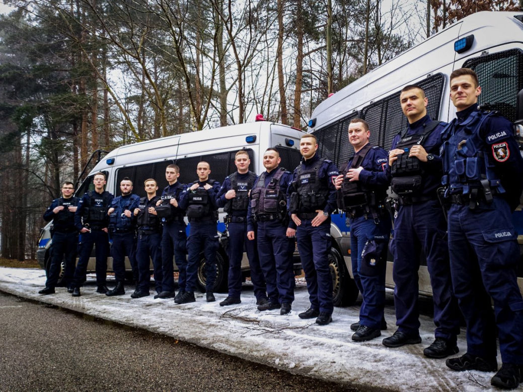 Pożar domu w Kuźnicy. Policjanci wynieśli 91-latkę przez okno [ZDJĘCIA, WIDEO]