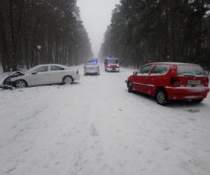 Czołówka dwóch osobówek – DK 74 całkowicie ZABLOKOWANA 