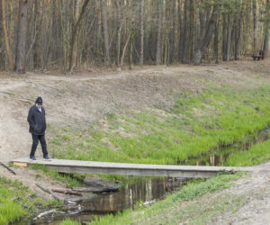 Karol Karski w lesie