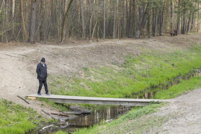 Karol Karski w lesie