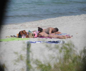 Kaczyńska z nieznajomym smaży się na plaży