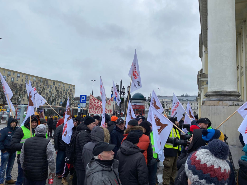 Warszawa: pracownicy MPO protestowali przed ratuszem