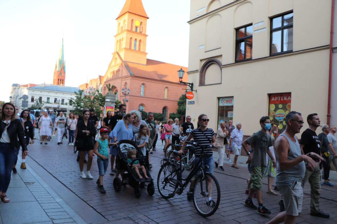 Torunianie protestują przeciwko przegłosowaniu Lex TVN