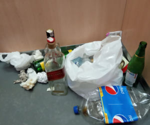 Winda umazana KAŁEM, śpiący bezdomny, wszędzie śmieci. Tak żyje się w wieżowcu w Kielcach!