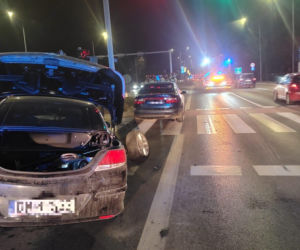 Mandat dla kierowcy. Za spowodowanie kolizji trzech aut w Lesznie