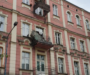 Runęli z balkonem, winnych nie ma