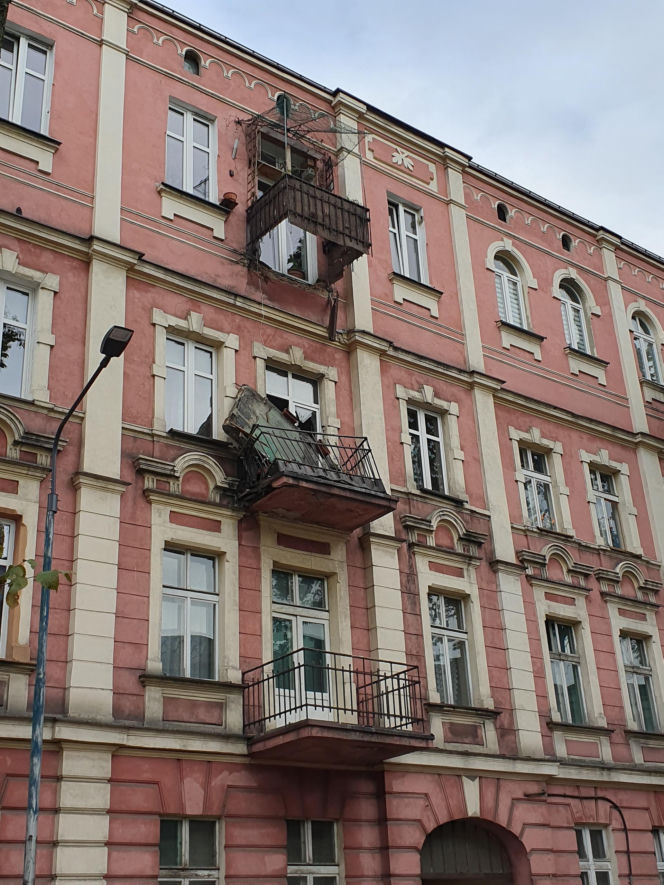 Runęli z balkonem, winnych nie ma