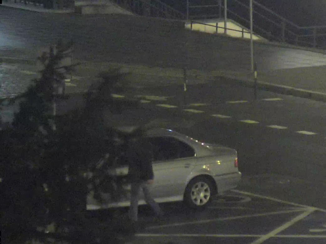 Bydgoszcz: Pokazał środkowy palec i oddał mocz na moście! Wszystko się nagrało