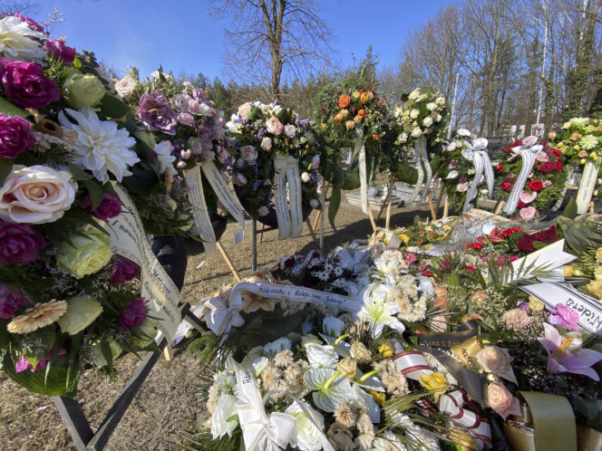 Rodzinna masakra w Kadłubie. Ojczym i prababcia 17-letniego mordercy spoczęli w osobnych grobach